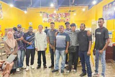 Permohonan maaf oleh Abdul Aziz (empat dari kiri) dibuat pada Ahad malam di sebuah restoran di Sepang selepas pertemuan yang diatur pemimpin KRT selaku pengantara. Foto Aaron Ago Dagang.