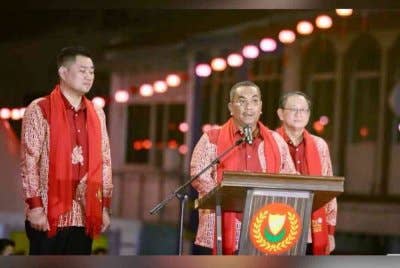 Muhammad Sanusi (tengah) berucap pada Majlis Rumah Terbuka Tahun Baru Cina 2025 Peringkat Negeri Kedah di Jambatan Pintu Gerbang Muhibah Pekan Cina pada Ahad. Foto Urus Setia Penerangan Darul Aman (UPDA)