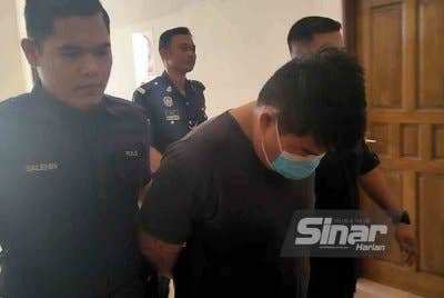 Tertuduh dikawal keluar selepas selesai sebutan kesnya di Mahkamah Majistret Kuantan pada Isnin.