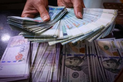 Pada 8 pagi Isnin, ringgit melonjak kepada 4.4265/4350 berbanding dolar AS daripada 4.4310/4385 pada Jumaat lepas. Gambar hiasan.