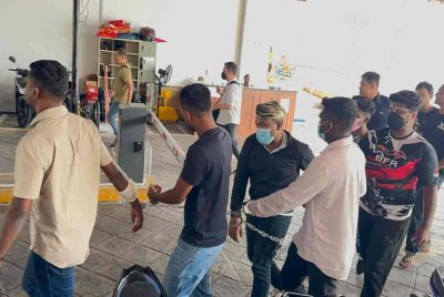 Enam lelaki dituduh di mahkamah di atas pertuduhan merusuh sesama sendiri sehingga mendatangkan kecederaan pada 12 Januari lalu.