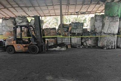 Hasil serbuan menemukan puluhan guni sisa elektronik dan buangan terjadual seperti ‘black powder’, lebih 670 tan perak di samping pelbagai mesin dan jentera memproses bahan pelupusan tanpa dokumen JAS. Foto PGA
