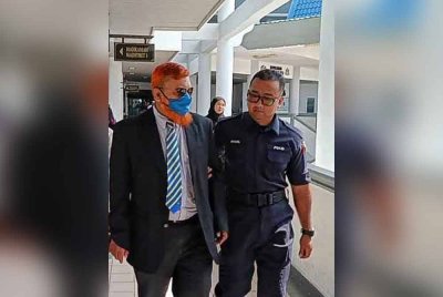 Tertuduh, M Rezaul Karim (tengah) ketika dibawa keluar dari Mahkamah Majistret di sini, pada Isnin.