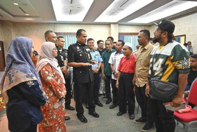 Mohd Nasir (tengah) bersama majikan menyertai program libat urus Pejabat Penjara Negeri Terengganu bersama majikan, PERKESO dan Jabatan Tenaga Kerja (JTK) Negeri Terengganu, pada Isnin.