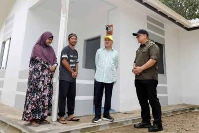Hajiji (dua dari kanan) meninjau perkembangan Rumah Mesra SMJ yang dilaksanakan di kawasannya di DUN Sulaman, Tuaran.