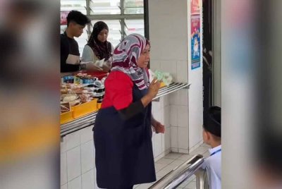 Video memaparkan gaya 'acik kantin' memberi penerangan kepada murid seperti lagak seorang guru besar menjadi tular di media sosial.