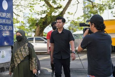 Bapa kepada Zayn Rayyan, Zaim Ikhwan (tengah) hadir di Mahkamah Sesyen hari ini, untuk perbicaraan kes pengabaian yang dihadapi ibu bapa kanak-kanak autistik itu. Foto Bernama