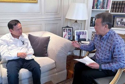 Pengerusi Bernama, Datuk Seri Wong Chun Wai (kanan) ketika menemuramah Thaksin di rumahnya di daerah Bang Plat, Thailand baru baru ini. Foto Bernama