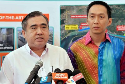 Menteri Pengangkutan, Anthony Loke (kiri) bersama Pengerusi Lembaga Pelabuhan Klang Young Hian Wah pada sidang media selepas Pelancaran Malaysia Meritime Single Window (MMSW) dan Sambutan Tahun Baharu Cina 2025 di Pusat Konvensyen KSL pada Isnin. Foto Bernama