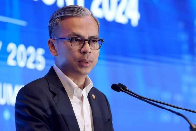 Menteri Komunikasi, Fahmi Fadzil ketika berucap di sidang media selepas Digital Leadership Excellence Graduation Ceremony 2024 di sini pada Isnin.