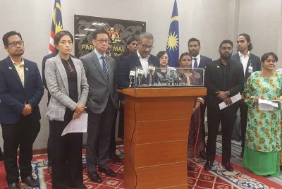 Ramkarpal (empat dari kiri) pada sidang akhbar di Dewan Rakyat pada Isnin.