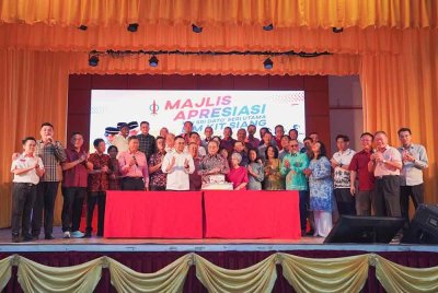 Steven Sim (barisan depan, lima dari kiri) menghadiri majlis menyambut ulang tahun kelahiran Kit Siang ke-84 di Dewan Han Chiang High School pada 15 Februari lalu.