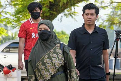 Bapa kepada Zayn Rayyan, Zaim Ikhwan (kanan) hadir di Mahkamah Sesyen hari ini, untuk perbicaraan kes pengabaian yang dihadapi ibu bapa kanak-kanak autisme itu. Foto Bernama