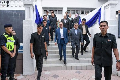 Anwar hadir pada Majlis Memperingati Tunku Abdul Rahman Putra Al-Haj, bekas Perdana Menteri Malaysia yang pertama, di Memorial Tunku Abdul Rahman, Jalan Dato' Onn pada Isnin yang turut dihadiri Aaron. Foto Bernama