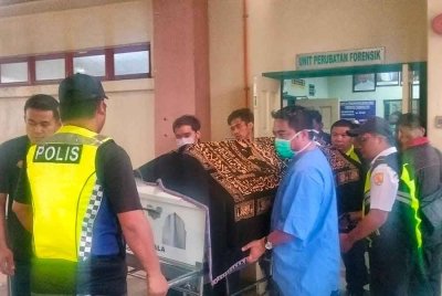 Jenazah salah seorang mangsa diusung keluar dari Unit Forensik Hospital Jasin, di Jasin, pada Isnin.