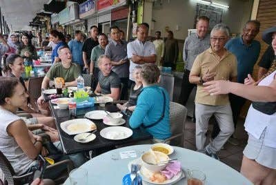 Al-Sultan Abdullah beramah mesra dengan pelancong semasa berangkat meninjau sekitar Bazar Kea Farm, Cameron Highlands, pada Ahad. Foto Facebook Kesultanan Pahang