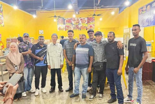 Permohonan maaf oleh Abdul Aziz (empat dari kiri) dibuat pada Ahad malam di sebuah restoran di Sepang selepas pertemuan yang diatur pemimpin KRT selaku pengantara. Foto Aaron Ago Dagang.