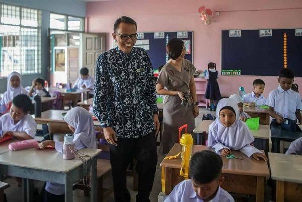 Rose Aza meninjau sesi pembukaan hari pertama persekolahan 2025/2026 di SJKC Kong Aik pada Isnin.