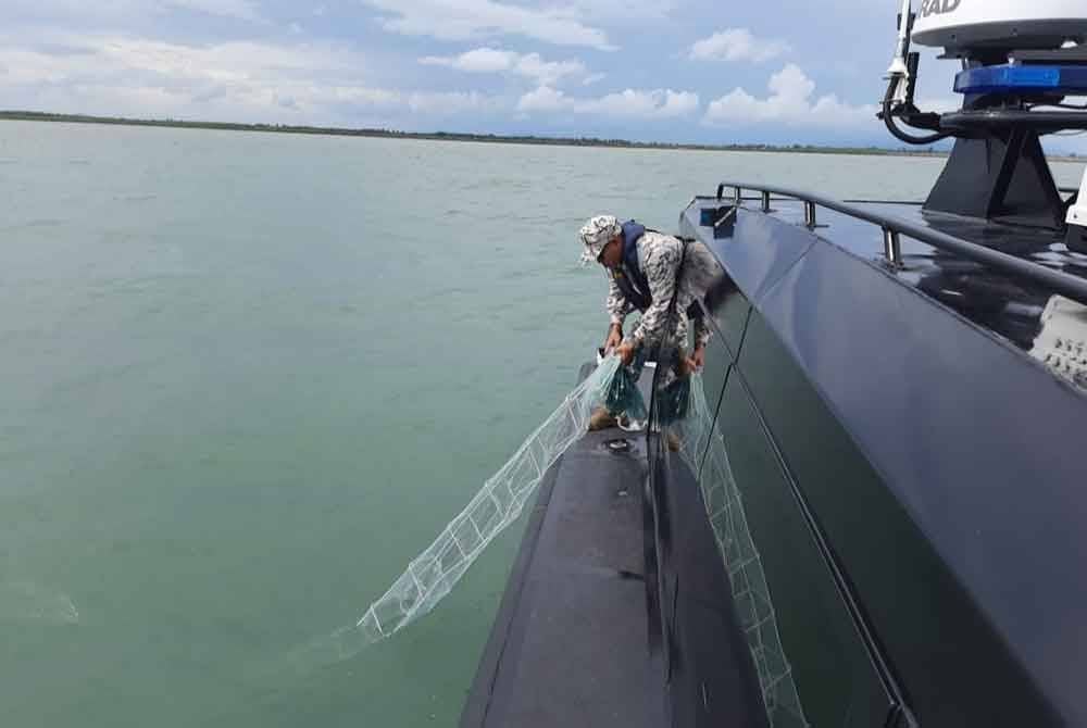 Anggota bot ronda Maritim Malaysia menemui pelbagai taktik penyamaran yang digunakan nelayan bagi mengaburi mata pihak berkuasa. Foto: Maritim Malaysia