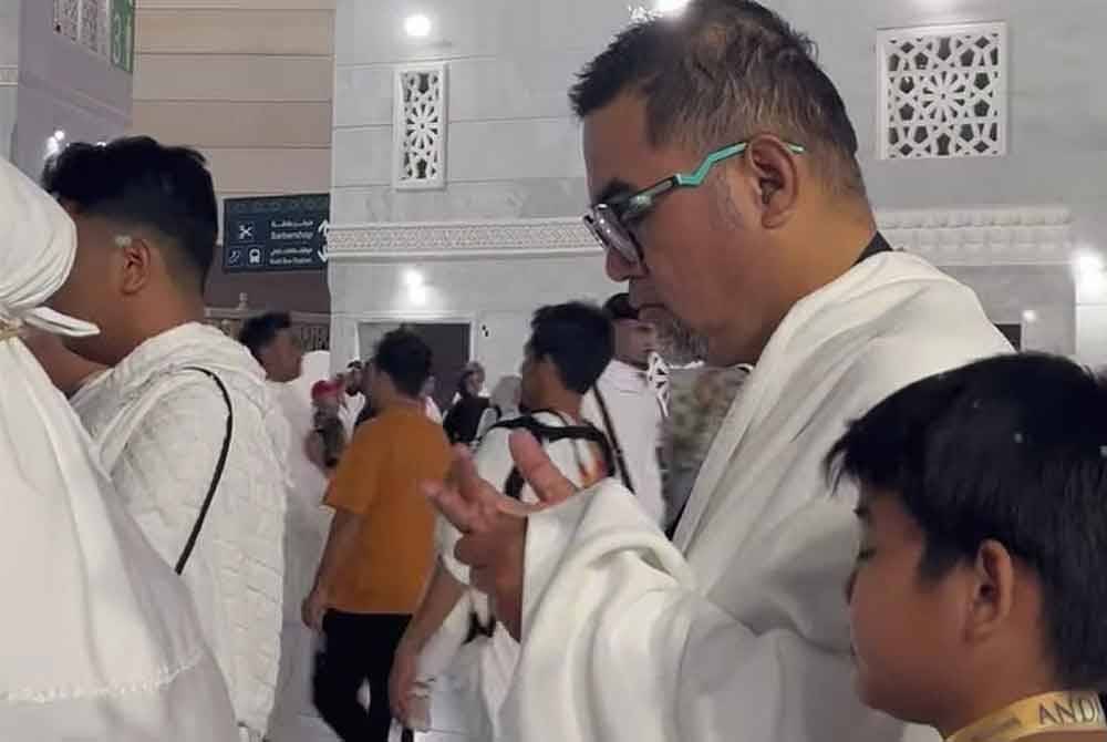 Ahmad Nor Al Faizan (dua dari kanan) bersama anaknya, Ahmad Faris. Foto Facebook Andalusia Travel & Tours Sdn Bhd