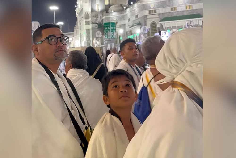 Tangkap layar video dari facebook Andalusia Travel and Tours Sdn Bhd menunjukkan Ahmad Nor Al Faizan (kiri) bersama dua anak selamat tiba di tanah suci Makkah pada Selasa. Foto Facebook Andalusia Travel & Tours Sdn Bhd