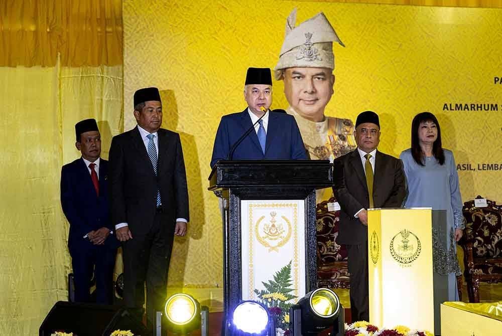 Sultan Nazrin Shah (tengah) berkenan menyampaikan titah rasmi Menara Lembaga Hasil Dalam Negeri Malaysia (LHDNM) Teluk Intan di Hilir Perak hari ini. - Foto: Bernama