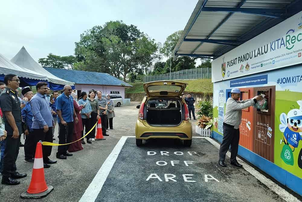 Pusat kitar semula pandu lalu memberikan kemudahan kepada warga Tampin membuang sisa kitar semula sambil mengumpul mata ganjaran yang boleh ditebus dengan tunai.