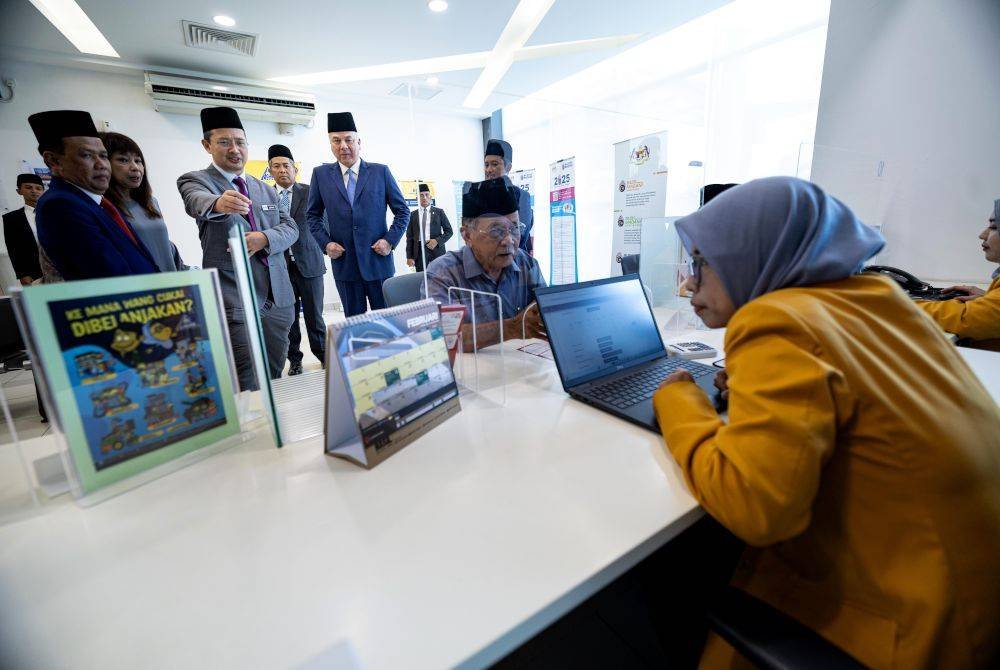 Hui Ying (dua dari kiri) mengiringi Sultan Perak Sultan Nazrin Shah yang berkenan meninjau kaunter khidmat pelanggan selepas merasmikan Menara Lembaga Hasil Dalam Negeri Malaysia (LHDNM) Teluk Intan di Hilir Perak, pada Selasa. Foto Bernama