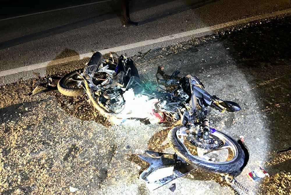 Keadaan motosikal mangsa selepas terlibat kemalangan di Jalan Sengkang-Felda Inas, Bandar Tenggara, awal pagi Selasa. Foto IPD Kluang