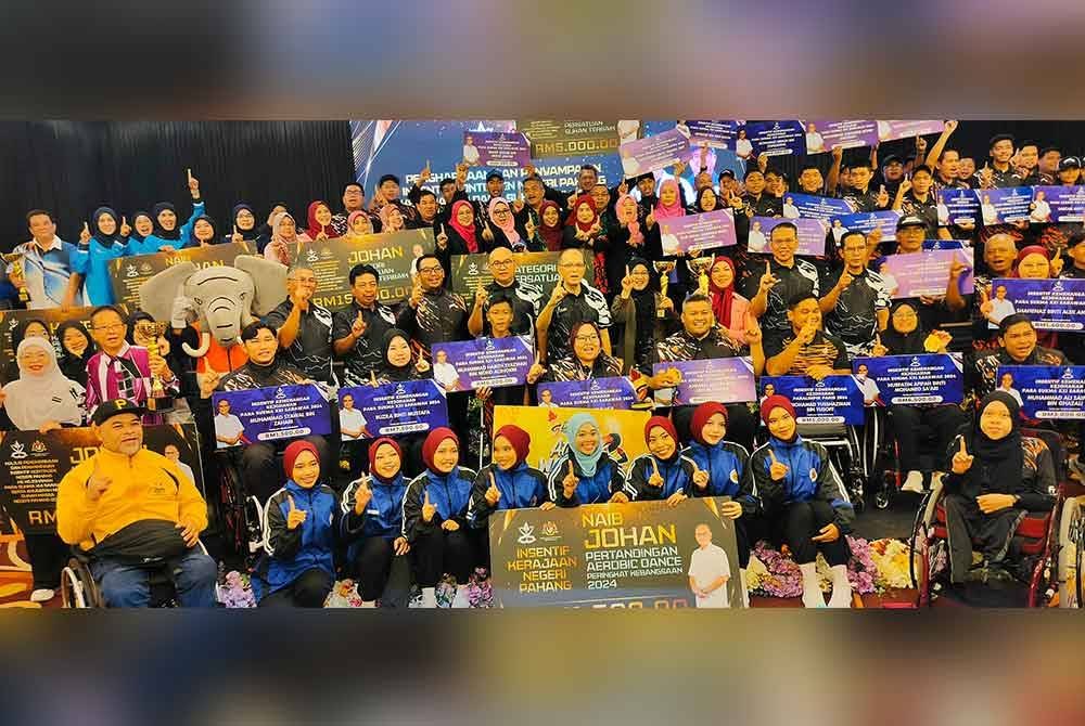 Wan Rosdy bergambar bersama sebahagian penerima Insentif Para Sukma XXI 2024 Kontinjen Pahang dan penerima anugerah NGO Sukan Massa pada majlis penyerahan pada Selasa.