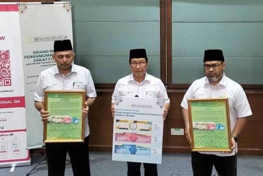 Ahmad Hairi (tengah) menunjukkan resit zakat fitrah mengikut kadar ditetapkan tahun ini pada sidang akhbar sempena pengumuman kadar zakat fitrah Pahang 2025 di Pejabat Muip pada Selasa.