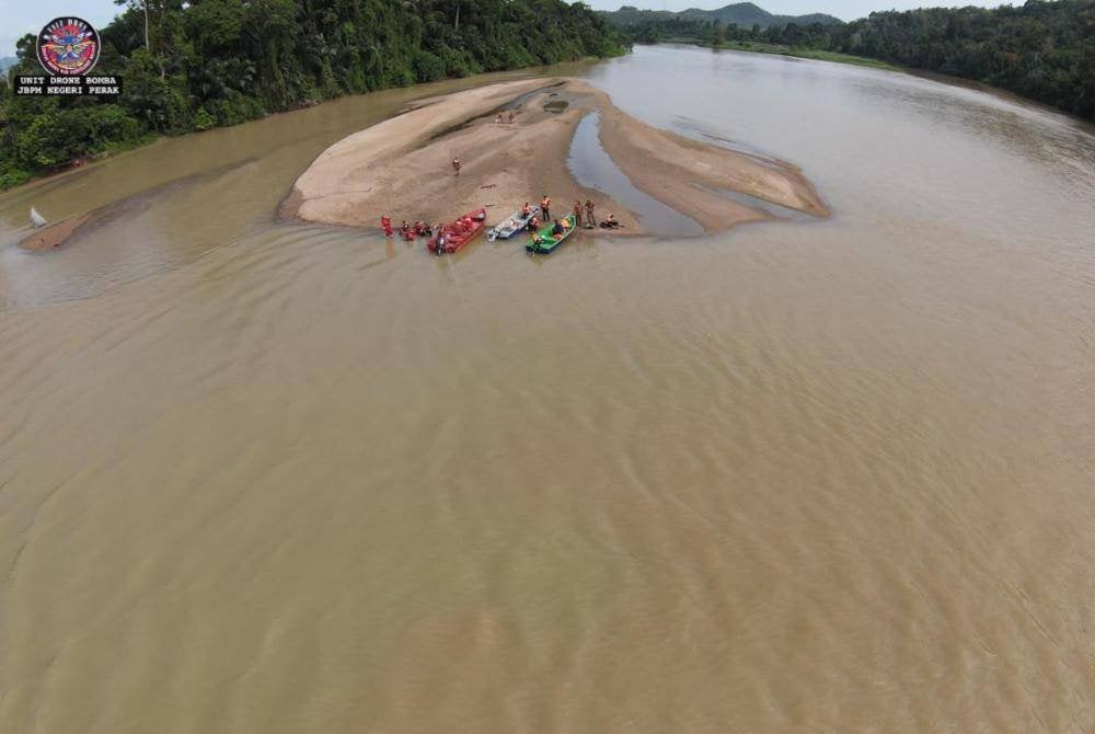Operasi mencari dan menyelamat disertai 69 anggota dengan menggunakan 12 bot melibatkan pasukan bomba, polis dan penduduk kampung. Foto Bomba Perak