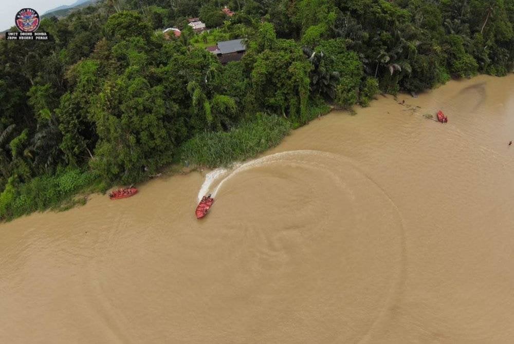 Operasi pencarian melalui kaedah 'surface searching' yang dilakukan pada sebelah pagi, gagal menemui kedua-dua mangsa. Foto Bomba Perak