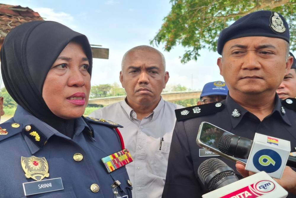 Sayani (kiri) pada sidang media di lokasi kejadian pada Selasa.