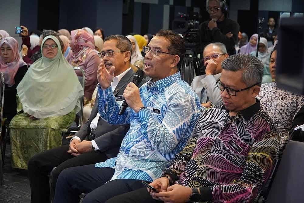 Sesi Bless Talk turut diserikan dengan kehadiran Azhar (tengah).
