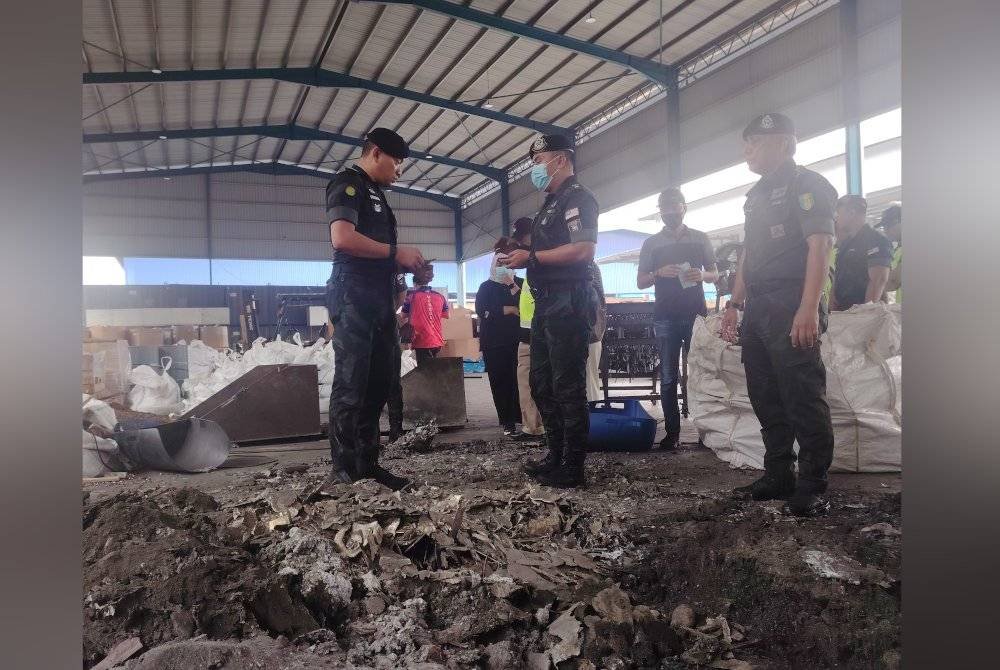 Polis menerusi elemen PGA menyerbu salah satu premis e-waste di Selangor, Sabtu lalu.