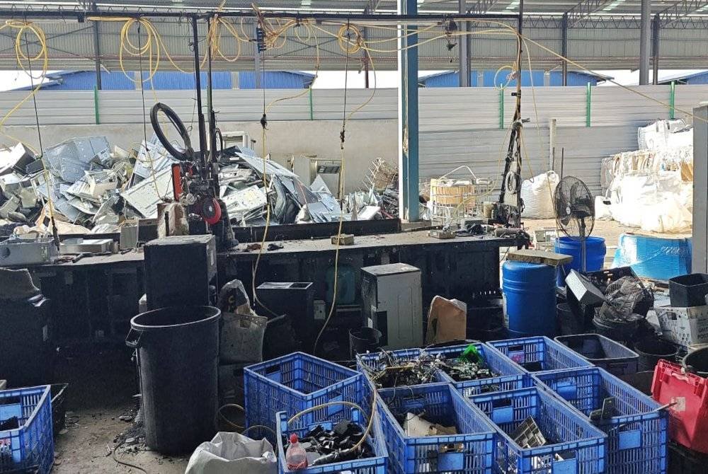 Antara barangan e-waste yang ditemui dalam serbuan premis pada Sabtu.