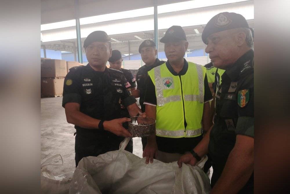Hakemal (kanan) ketika meninjau pelaksanaan operasi serbuan e-waste di Telok Panglima Garang, Kuala Langat pada Sabtu lepas.