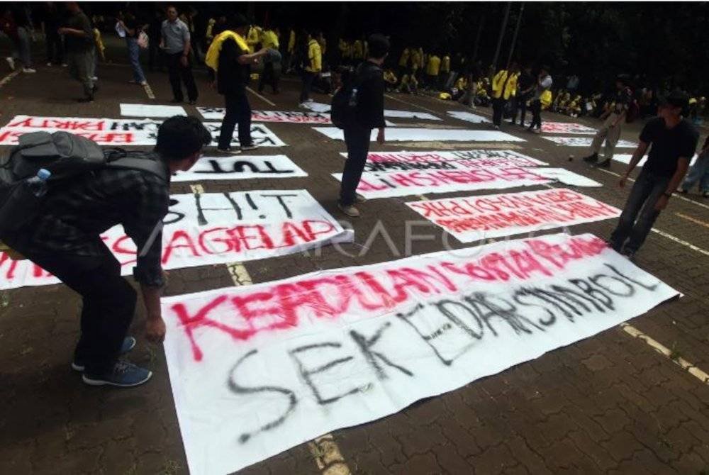 Sebahagian daripada 1,000 penuntut Universiti Indonesia (UI) yang menyertai demonstrasi itu di Depok, Jawa Barat.