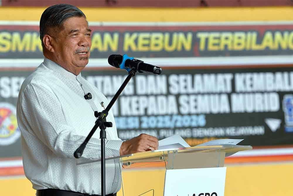 Mohamad berucap pada Majlis Bantuan Wang Persekolahan Agrobank 2025 dan Pelepasan Anak Ikan Tilapia Aquaculture Aspire di Sekolah Menengah Kebangsaan Jalan Kebun Seksyen 32 Shah Alam, pada Selasa. Foto Bernama