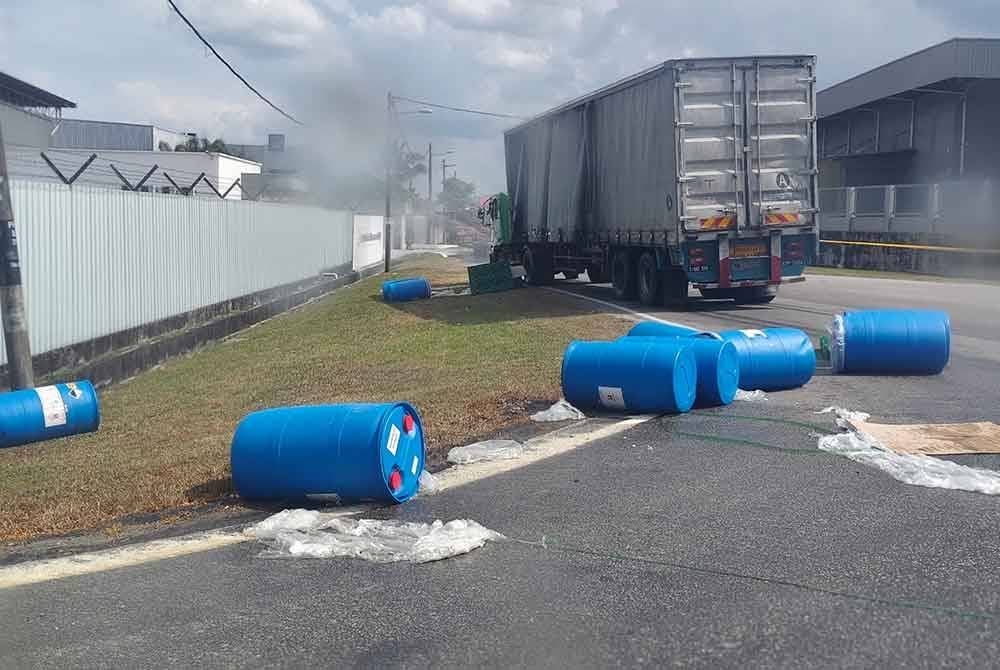 Kemalangan membabitkan lori membawa muatan tong bahan kimia di Padang Serai menyebabkan berlaku tumpahan. Foto JBPM