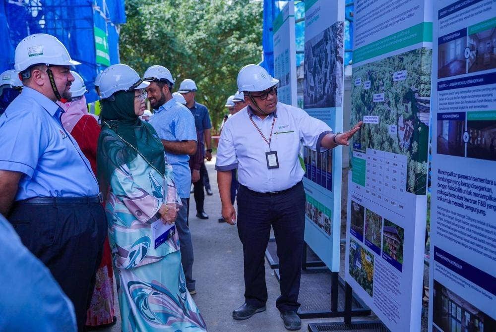 Dr Zaliha mendengar taklimat mengenai tapak pembangunan semula Carcosa Seri Negara.