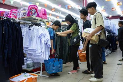 Ibu bapa terpaksa menanggung kos yang agak tinggi untuk membeli keperluan peralatan sekolah termasuk pakaian untuk seorang anak. Gambar hiasan Bernama