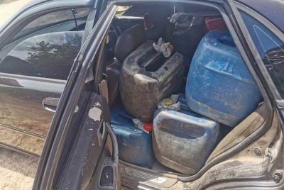 Sebuah kereta jenis Proton Waja ditahan bersama pemandunya berusia 23 tahun di Kampung Pulau Ular. Foto: Ihsan PGA