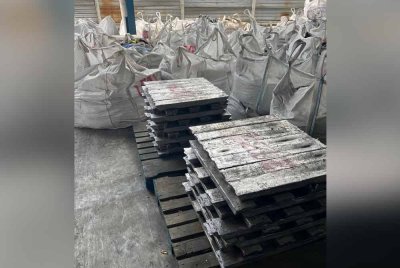 Jongkong timah turut disita MPKL untuk tindakan lanjut membabitkan kilang e-waste di Telok Panglima Garang Sabtu lalu.