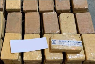 Kastam New Zealand berjaya merampas 101 kilogram kokain yang dianggarkan bernilai NZ$35.4 juta dari sebuah penerbangan Hawaiian Airlines di Lapangan Terbang Antarabangsa Auckland - Foto: Agensi