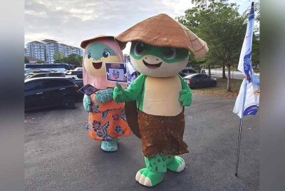 Awang Nelang dan Mek Ara hadir memeriahkan Majlis Perasmian Penutup Pertandingan Sukan Antara Asasi Malaysia (SAM 2025) telah dijemput khas oleh pihak Pusat Asasi STEM (PASTEM) Universiti Terengganu Malaysia (UMT) baru-baru ini. Foto: Jabatan Pelancongan Negeri Terengganu