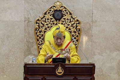 Sultan Selangor, Sultan Sharafuddin Idris Shah berkenan mengaminkan bacaan doa sempena Istiadat Pembukaan Mesyuarat Pertama Persidangan Penggal Ketiga Dewan Undangan Negeri (DUN) Selangor Yang Kelima Belas Tahun 2025 di Bangunan Dewan Negeri Selangor hari ini. - Foto: Bernama