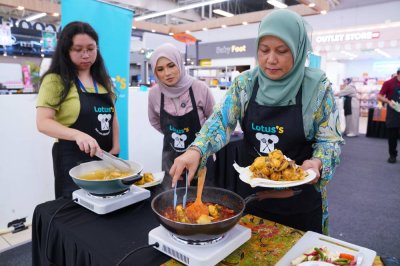 Umi Kalsom (kanan) menunjukkan bakat memasak.