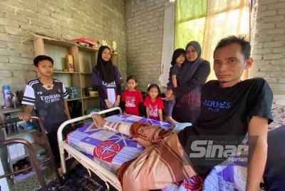 Seorang bapa kepada lima orang anak kini hanya mampu terlantar di atas katil selepas dihempap motosikal yang ditungganginya bersama isteri semasa cuba mengelak sebiji bola yang melintas di hadapan pagar sebuah sekolah di Pasir Mas pada 11 Disember lalu. Foto: Sinar Harian